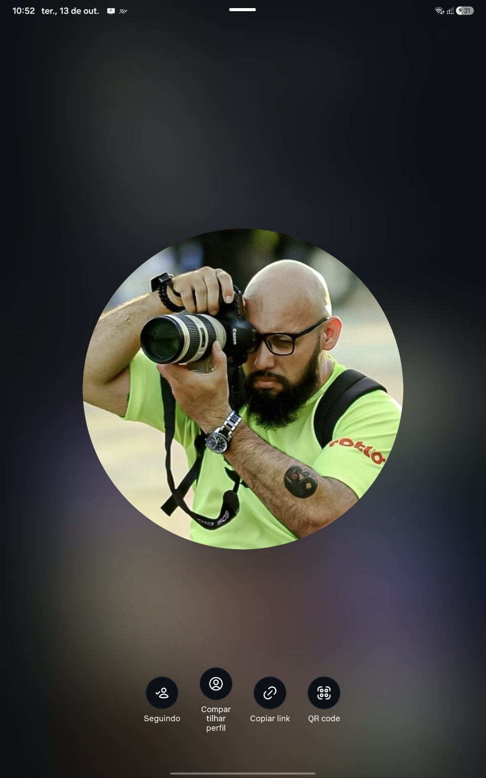 Fernando Góes Olinto fotografando com uma câmera Canon